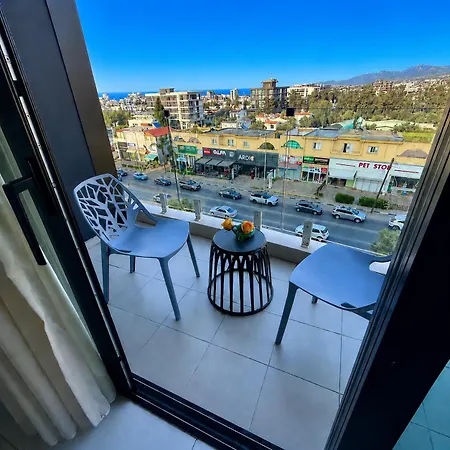 Wonderful 2 Bed Flat 2 Bathrooms 2 Dining Balconies Private Parking Swimming Pool City Central Kyrenia Walking Distance To Duenya Ivf & Grand Opera Casino Apartamento
