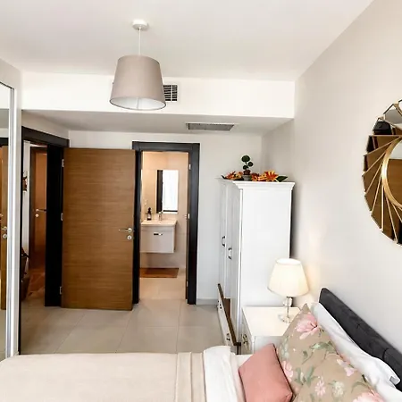 Wonderful 2 Bed Flat 2 Bathrooms 2 Dining Balconies Private Parking Swimming Pool City Central Kyrenia Walking Distance To Duenya Ivf & Grand Opera Casino Apartamento